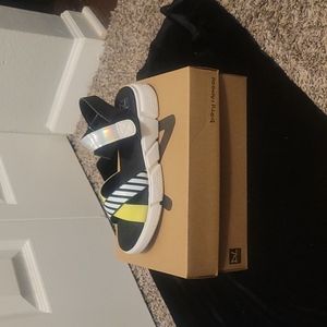 Sexy scrappy sandal size 8